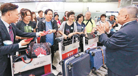 東瀛遊昨派員迎接滯留北海道後返港的團友。（李志湧攝）