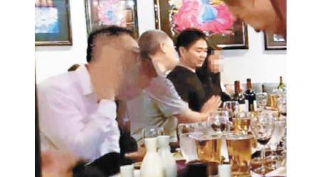 劉強東（右二）當日與女事主同桌飲酒。（互聯網圖片）