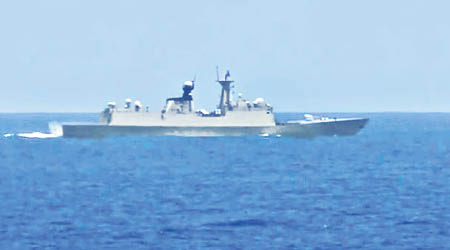 日方拍下解放軍艦隻在加賀號附近出現。（互聯網圖片）