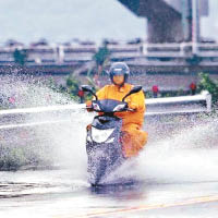 台北市多處水浸，電單車涉水而行。