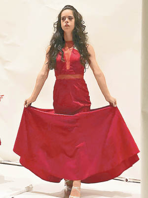 艾維拉自信地踏上天橋，展示紅色長裙。（美聯社圖片）