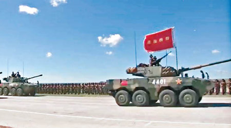解放軍<br>中方參演部隊突擊炮亮相。（互聯網圖片）