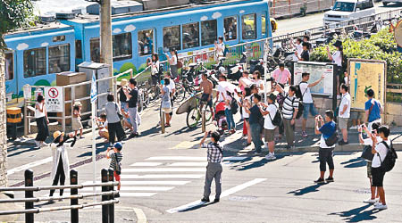鎌倉高校前站是動漫經典場景，經常聚集大批遊客。