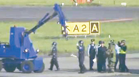 成田機場發現懷疑未爆炸的炮彈。（電視畫面）
