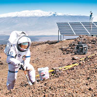 太空人曾在模擬火星的環境下練習收集土壤樣本。（美聯社圖片）