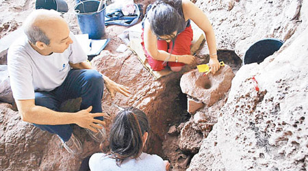 考古科學團隊在海法一帶的山洞發現石製磨盅。
