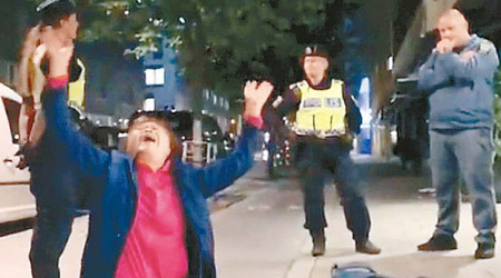 曾母被警察帶到街頭後，失聲痛哭。（互聯網圖片）