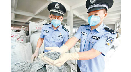 廣州海關在順德某倉庫查獲走私廢鋁渣。（互聯網圖片）