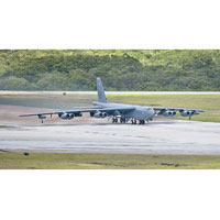 參與演習的美軍B52轟炸機降落在關島。