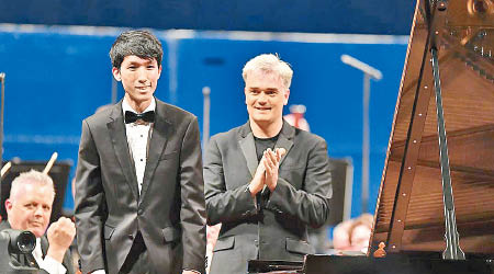 陸逸軒（左）在利茲鋼琴大賽中奪冠。（互聯網圖片）