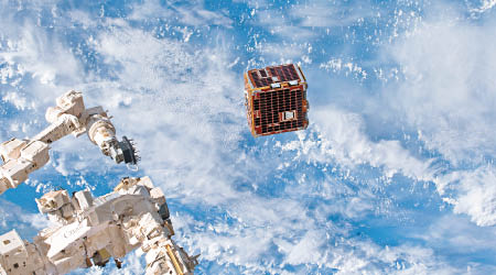 四方形的 「清除殘骸」衞星較早前送抵國際太空站。（互聯網圖片）