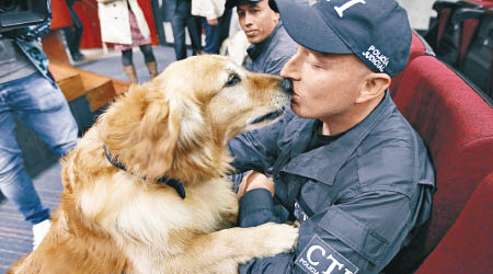 警員顯得依依不捨，與拍檔吻別。（美聯社圖片）