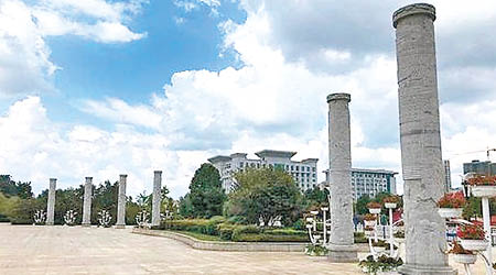 汝城縣愛蓮廣場的八根圖騰石柱被批形象工程。（互聯網圖片）