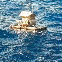 阿迪朗事發前在浮屋上看守漁船捕魚網。（互聯網圖片）
