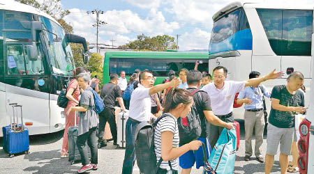 中國駐大阪領事館當日派官員到關西機場協助中國遊客乘巴士離開。