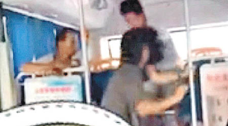 兩名男女在巴士爭執糾纏。（互聯網圖片）