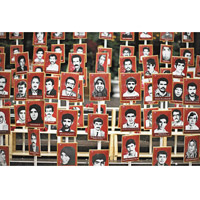 有組織在會場外舉起遭伊朗處決人士的肖像表不滿。