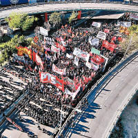 民眾發起罷工，堵塞一條主要公路。（美聯社圖片）