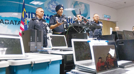 馬來西亞警方繳獲大量證物。（美聯社圖片）