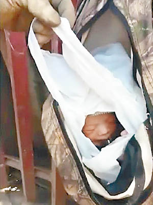 初生嬰兒被遺棄在膠袋內。（互聯網圖片）
