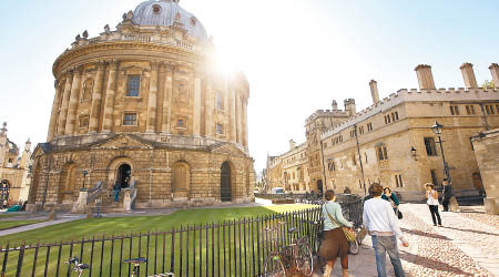 牛津大學近日收緊訪客留宿的限制。