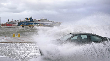 雅典港口的巨浪蓋過一輛汽車。（美聯社圖片）
