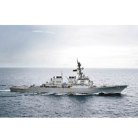 美軍神盾驅逐艦德凱特號駛近南海島礁。（資料圖片）
