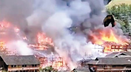龍脊梯田木屋群起火，濃煙沖天。（互聯網圖片）