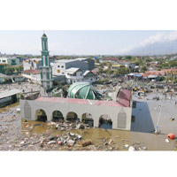 海嘯沖毀當地清真寺。（美聯社圖片）
