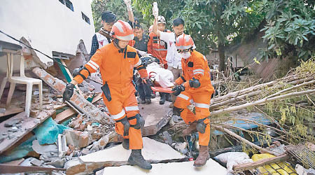 搜救人員救出生還者。