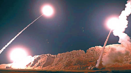 伊朗發射地對地導彈。（美聯社圖片）