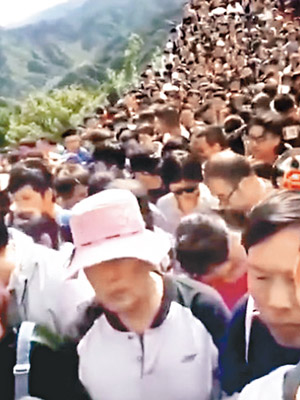 北京<br>北京長城上站滿遊客。（互聯網圖片）