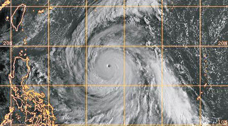 衞星雲圖顯示颱風康妮外形似「三葉片的風扇」。