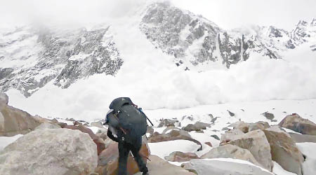 巴基斯坦有攀山者在登山期間，遇上雪崩，最終安然無恙。