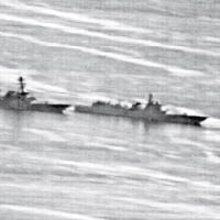 美軍驅逐艦（左）日前遭解放軍艦艇（右）逼近。