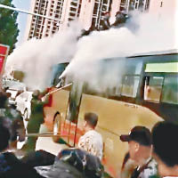 有老兵以滅火器噴車上警員。