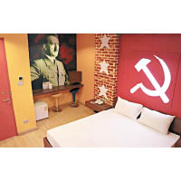 房間內有希特拉的巨型肖像和共產黨標記。