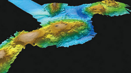 科學家將整個海底山群的形態描繪出來。