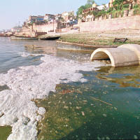 惟因每年約有十二億磅塑料傾倒河中，使恒河成為全球污染最嚴重的河流之一。（美聯社圖片）