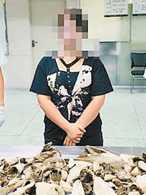 深圳沙頭角海關截獲一名走私沉香的女子。（互聯網圖片）