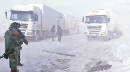受路面積雪影響，貨車被迫滯留。（互聯網圖片）
