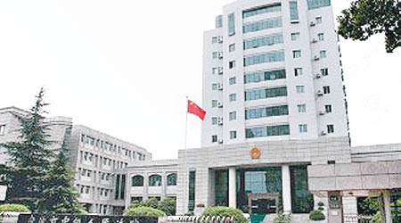 浙江省寧波市中級人民法院開庭審理魯煒涉受賄案件。