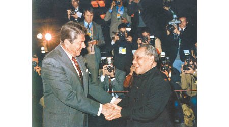 時任美國總統列根（左）於八十年代訪華，強調美方履行在三個聯合公報所承擔的責任。（資料圖片）
