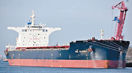 貨輪MV KSL Sydney在索馬里海域遭海盜攻擊。（互聯網圖片）
