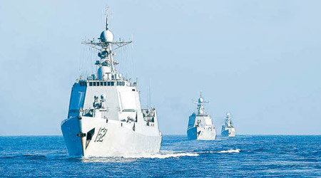 美國兩軍艦穿越台海，解放軍多艦跟蹤。（互聯網圖片）