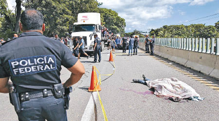 有難民從汽車跌下喪生。（美聯社圖片）