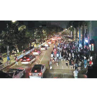 在周三晚，有逾萬人走上杏壇鎮街頭抗議建高危廢品廠。（互聯網圖片）