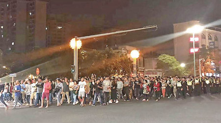 杏壇鎮居民晚上在街頭示威。（互聯網圖片）