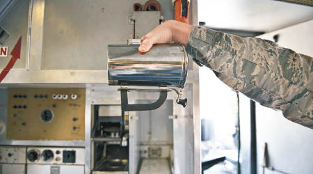 美國空軍已停購昂貴咖啡杯（圖）。