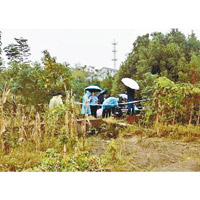 人骨藏在田野溝渠中。（互聯網圖片）